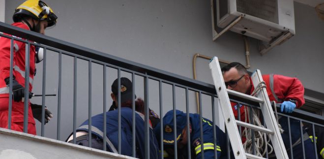 Πάτρα | Σε ψυχιατρείο ο άνδρας που απειλούσε να πέσει από μπαλκόνι