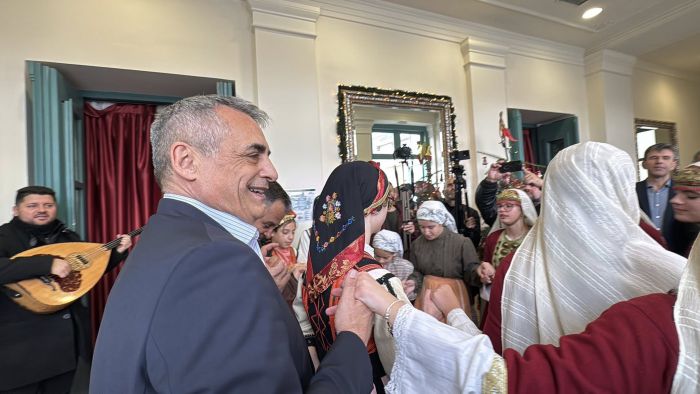 &Mu;&epsilon;&lambda;&omega;&delta;ί&epsilon;&sigmaf;, &kappa;ά&lambda;&alpha;&nu;&tau;&alpha; &kappa;&alpha;&iota; &gamma;&iota;&omicron;&rho;&tau;&iota;&nu;έ&sigmaf; &epsilon;&upsilon;&chi;έ&sigmaf; &gamma;έ&mu;&iota;&sigma;&alpha;&nu; &tau;&eta;&nu; &Tau;&rho;ί&pi;&omicron;&lambda;&eta; (&epsilon;&iota;&kappa;ό&nu;&epsilon;&sigmaf; - &beta;ί&nu;&tau;&epsilon;&omicron;)