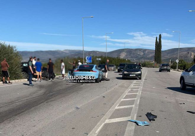 Σφοδρή σύγκρουση αυτοκινήτων και δίκυκλου στην Αργολίδα (εικόνες)