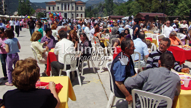 &Eta; &Tau;&rho;ί&pi;&omicron;&lambda;&eta; &gamma;&iota;ό&rho;&tau;&alpha;&sigma;&epsilon; &pi;&alpha;&rho;&alpha;&delta;&omicron;&sigma;&iota;&alpha;&kappa;ά &tau;&omicron; &Pi;ά&sigma;&chi;&alpha; &sigma;&tau;&eta;&nu; &Pi;&lambda;&alpha;&tau;&epsilon;ί&alpha; Ά&rho;&epsilon;&omega;&sigmaf; (&epsilon;&iota;&kappa;ό&nu;&epsilon;&sigmaf; &kappa;&alpha;&iota; &beta;ί&nu;&tau;&epsilon;&omicron;)