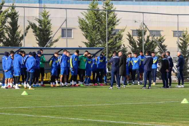 &Mu;&epsilon; &tau;&rho;&epsilon;&iota;&sigmaf; &alpha;&pi;&omicron;&upsilon;&sigma;ί&epsilon;&sigmaf; &omicron; &Alpha;&sigma;&tau;έ&rho;&alpha;&sigmaf; &sigma;&tau;&eta;&nu; &Tau;&omicron;ύ&mu;&pi;&alpha;