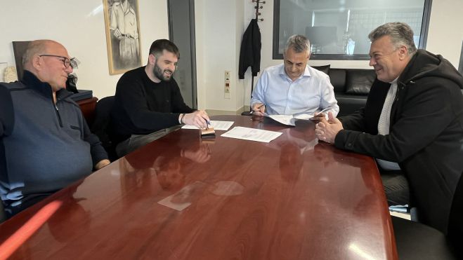 Υπογραφές για τον φωτισμό στο γήπεδο Νεστάνης | Τζιούμης: «Επενδύουμε σταθερά σε έργα υποδομής» (vd)