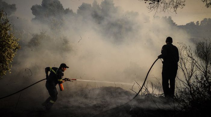 Ηλεία: Νύχτα αγωνίας στο Περιστέρι - Οι κάτοικοι αρνούνται να εγκαταλείψουν το χωριό