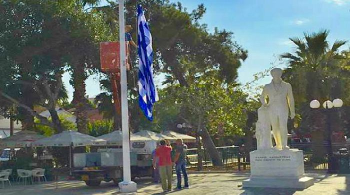 Κυματίζει ξανά η Γαλανόλευκη στο Ναύπλιο – Καθοριστική η συμβολή της οικογένειας Τσιλιμίγκρα από το Περθώρι (vd)