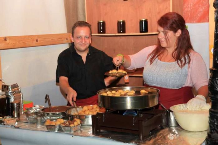 &Tau;&omicron;&pi;&iota;&kappa;έ&sigmaf; &gamma;&epsilon;ύ&sigma;&epsilon;&iota;&sigmaf; &kappa;&alpha;&iota; &kappa;&epsilon;&rho;ά&sigma;&mu;&alpha;&tau;&alpha; &sigma;&tau;&omicron; &phi;&epsilon;&sigma;&tau;&iota;&beta;ά&lambda; &mu;&epsilon;&lambda;&iota;&omicron;ύ &tau;&eta;&sigmaf; &Beta;&upsilon;&tau;ί&nu;&alpha;&sigmaf; (&epsilon;&iota;&kappa;ό&nu;&epsilon;&sigmaf;)