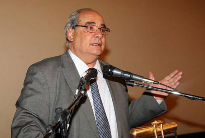 &Sigma;&tau;&eta;&nu; &Tau;&rho;ί&pi;&omicron;&lambda;&eta; έ&rho;&chi;&epsilon;&tau;&alpha;&iota; &omicron; &Beta;&alpha;&sigma;ί&lambda;&eta;&sigmaf; &Mu;&iota;&chi;&alpha;&lambda;&omicron;&lambda;&iota;ά&kappa;&omicron;&sigmaf;