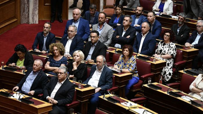 Τροπολογία ΚΚΕ | Επαναφορά του 13ου - 14ου μισθού και σύνταξης στους εργαζόμενους και τους συνταξιούχους
