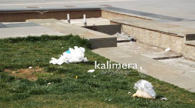 Γεμάτο σκουπίδια το σιντριβάνι στην πλατεία Πετρινού! (εικόνες)