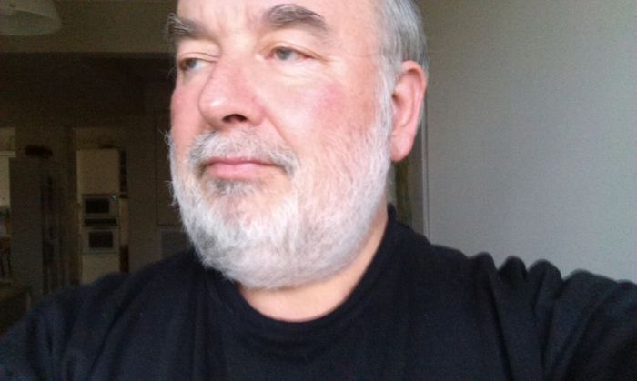 &Pi;&alpha;&pi;&alpha;&zeta;&alpha;&chi;&alpha;&rho;ί&alpha;&sigmaf;: &laquo;&Eta; &sigma;&upsilon;&mu;&phi;&omega;&nu;ί&alpha; έ&chi;&epsilon;&iota; &mu;&epsilon;&nu; &pi;&omicron;&lambda;&lambda;ά &alpha;&rho;&nu;&eta;&tau;&iota;&kappa;ά, &alpha;&lambda;&lambda;ά &pi;&epsilon;&rho;&iota;&lambda;&alpha;&mu;&beta;ά&nu;&epsilon;&iota; &kappa;&alpha;&iota; &pi;&omicron;&lambda;&lambda;ά &theta;&epsilon;&tau;&iota;&kappa;ά&raquo;