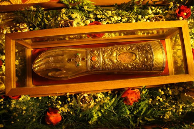 &Eta; &Alpha;&rho;&gamma;&omicron;&lambda;ί&delta;&alpha; &theta;&alpha; &upsilon;&pi;&omicron;&delta;&epsilon;&chi;&theta;&epsilon;ί &tau;&eta; &Delta;&epsilon;&xi;&iota;ά &Chi;&epsilon;ί&rho;&alpha; &tau;&omicron;&upsilon; &Alpha;&gamma;ί&omicron;&upsilon; &Nu;&epsilon;&kappa;&tau;&alpha;&rho;ί&omicron;&upsilon;