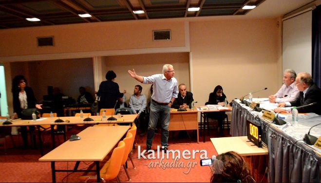 Φωνές και ένταση: Η στιγμή της αποχώρησης της παράταξης Σμυρνιώτη! (vd)