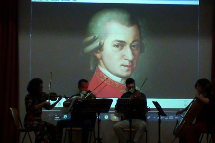 &Delta;ύ&omicron; &tau;&rho;&alpha;&gamma;&omicron;&upsilon;&delta;&iota;&sigma;&tau;έ&sigmaf; &mu;&epsilon; &beta;&iota;&omicron;&lambda;&omicron;&nu;&tau;&sigma;έ&lambda;&omicron; &kappa;&alpha;&iota; &pi;&iota;ά&nu;&omicron; &sigma;&tau;&omicron; &Sigma;&tau;ά&delta;&iota;&omicron; &Tau;&epsilon;&gamma;έ&alpha;&sigmaf;