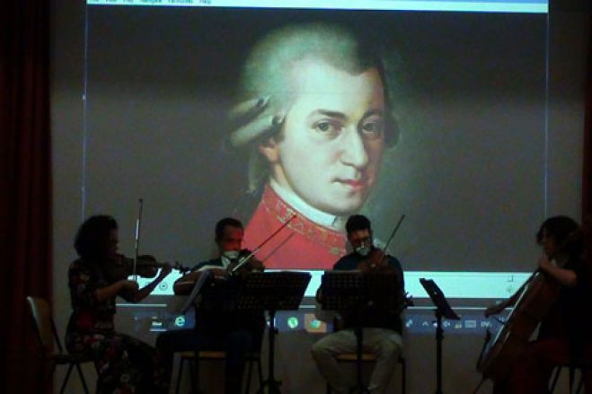 &Delta;ύ&omicron; &tau;&rho;&alpha;&gamma;&omicron;&upsilon;&delta;&iota;&sigma;&tau;έ&sigmaf; &mu;&epsilon; &beta;&iota;&omicron;&lambda;&omicron;&nu;&tau;&sigma;έ&lambda;&omicron; &kappa;&alpha;&iota; &pi;&iota;ά&nu;&omicron; &sigma;&tau;&omicron; &Sigma;&tau;ά&delta;&iota;&omicron; &Tau;&epsilon;&gamma;έ&alpha;&sigmaf;