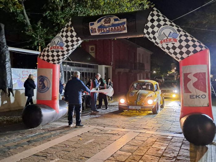 Ιστορικά αυτοκίνητα από τον Rally "24 ώρες Ελλάδα" γέμισαν την πλατεία Άρεως! (εικόνες)