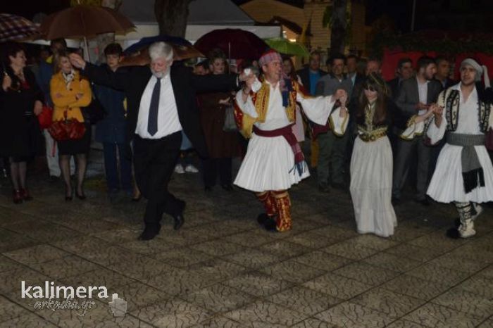 Πλατεία Μπασιάκου: Οι χοροί για τη γιορτή της εκκλησίας του Αγίου Ραφαήλ (vd)