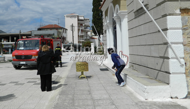 Έ&nu;&alpha; &kappa;&epsilon;&rho;ί &pi;&rho;&omicron;&kappa;ά&lambda;&epsilon;&sigma;&epsilon; &phi;&omega;&tau;&iota;ά &sigma;&tau;&omicron; &Nu;&alpha;ό &tau;&eta;&sigmaf; &Mu;&epsilon;&tau;&alpha;&mu;ό&rho;&phi;&omega;&sigma;&eta;&sigmaf; &sigma;&tau;&eta;&nu; &Tau;&rho;ί&pi;&omicron;&lambda;&eta; (&epsilon;&iota;&kappa;ό&nu;&epsilon;&sigmaf;)