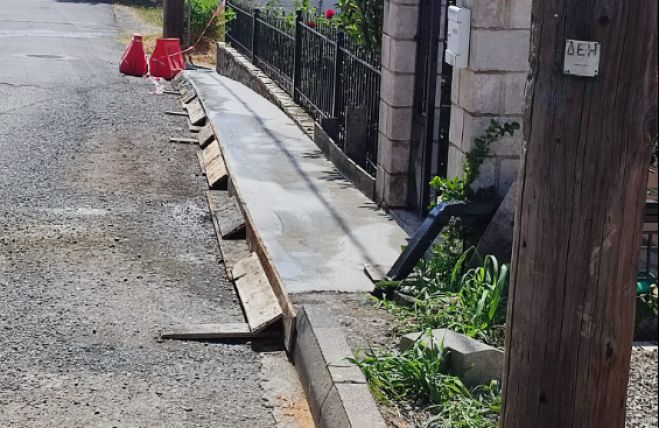 &Alpha;&nu;&tau;&iota;&delta;ή&mu;&alpha;&rho;&chi;&omicron;&sigmaf; &Lambda;&alpha;&gamma;ό&sigmaf;: "&Epsilon;ί&mu;&alpha;&sigma;&tau;&epsilon; &pi;&alpha;&nu;&tau;&omicron;ύ, &delta;&iota;&omicron;&rho;&theta;ώ&nu;&omicron;&upsilon;&mu;&epsilon; &alpha;&tau;έ&lambda;&epsilon;&iota;&epsilon;&sigmaf; &tau;&eta;&sigmaf; &pi;ό&lambda;&eta;&sigmaf;" (&epsilon;&iota;&kappa;ό&nu;&epsilon;&sigmaf;)