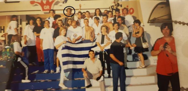 1997 | Ό&tau;&alpha;&nu; &eta; &Tau;&rho;ί&pi;&omicron;&lambda;&eta; έ&pi;&alpha;&iota;&zeta;&epsilon; &sigma;&tau;&alpha; "&Pi;&alpha;&iota;&chi;&nu;ί&delta;&iota;&alpha; &chi;&omega;&rho;ί&sigmaf; &Sigma;ύ&nu;&omicron;&rho;&alpha;" &mu;&epsilon; &pi;&alpha;&rho;&omicron;&upsilon;&sigma;&iota;&alpha;&sigma;&tau;&epsilon;ί &tau;&omicron;&nu; &alpha;&epsilon;ί&mu;&nu;&eta;&sigma;&tau;&omicron; &Kappa;ώ&sigma;&tau;&alpha; &Sigma;&gamma;ό&nu;&tau;&zeta;&omicron; ... (&epsilon;&iota;&kappa;ό&nu;&epsilon;&sigmaf;)