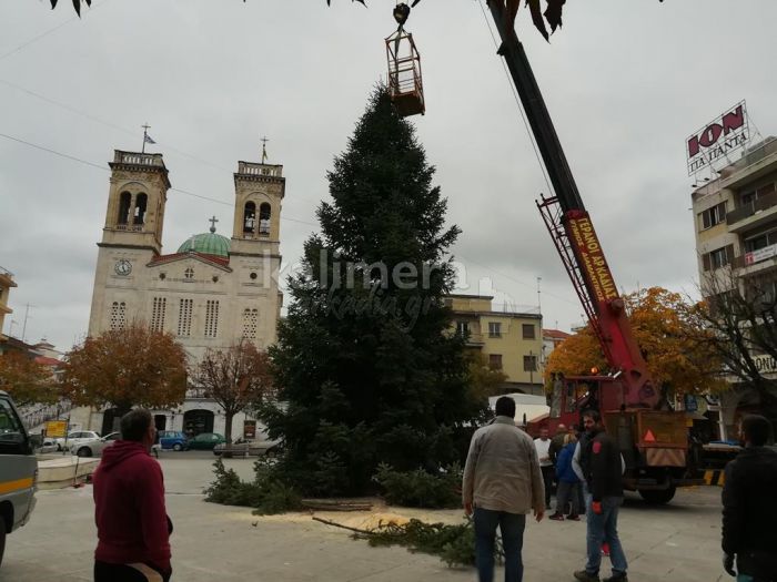 Πανύψηλο Χριστουγεννιάτικο δένδρο τοποθετήθηκε στην κεντρική πλατεία της Τρίπολης! (εικόνες)