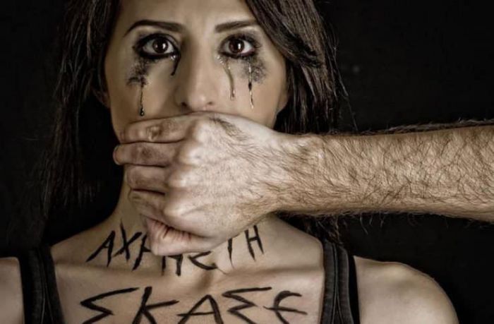 &Sigma;&pi;&upsilon;&rho;&iota;&delta;ά&kappa;&omicron;&upsilon;: "Ό&tau;&alpha;&nu; &kappa;ά&pi;&omicron;&iota;&omicron;&sigmaf; &sigma;&eta;&kappa;ώ&sigma;&epsilon;&iota; &chi;έ&rho;&iota; &mu;ί&alpha; &phi;&omicron;&rho;ά &sigma;&epsilon; &gamma;&upsilon;&nu;&alpha;ί&kappa;&alpha;, &theta;&alpha; &tau;&omicron; &xi;&alpha;&nu;&alpha;&kappa;ά&nu;&epsilon;&iota;"