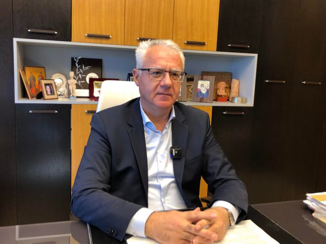 "&Pi;&alpha;&rho;ώ&nu;" &sigma;&tau;&iota;&sigmaf; &epsilon;&pi;ό&mu;&epsilon;&nu;&epsilon;&sigmaf; &delta;&eta;&mu;&omicron;&tau;&iota;&kappa;έ&sigmaf; &epsilon;&kappa;&lambda;&omicron;&gamma;έ&sigmaf; &tau;&eta;&sigmaf; &Tau;&rho;ί&pi;&omicron;&lambda;&eta;&sigmaf; &delta;ή&lambda;&omega;&sigma;&epsilon; &omicron; &Gamma;&iota;ά&nu;&nu;&eta;&sigmaf; &Sigma;&mu;&upsilon;&rho;&nu;&iota;ώ&tau;&eta;&sigmaf; (vd)