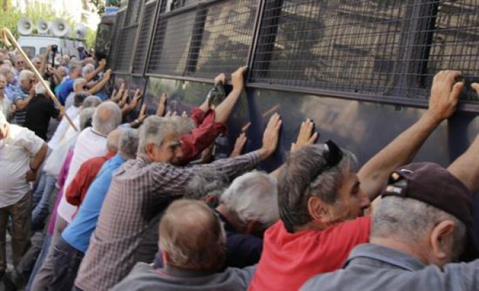 Τα ΜΑΤ έριξαν χημικά σε συγκέντρωση συνταξιούχων (vd)