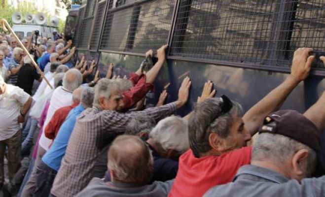 Τα ΜΑΤ έριξαν χημικά σε συγκέντρωση συνταξιούχων (vd)