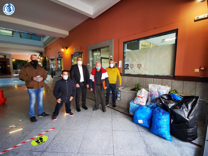 &Tau;&zeta;&iota;&omicron;ύ&mu;&eta;&sigmaf;: &laquo;&Omicron; &Delta;ή&mu;&omicron;&sigmaf; &Tau;&rho;ί&pi;&omicron;&lambda;&eta;&sigmaf; &sigma;&tau;έ&kappa;&epsilon;&tau;&alpha;&iota; &sigma;&tau;&alpha;&theta;&epsilon;&rho;ά &sigma;&tau;&omicron; &pi;&lambda;&epsilon;&upsilon;&rho;ό &tau;&omega;&nu; &Alpha;&Mu;&Epsilon;&Alpha;&raquo; (vd)