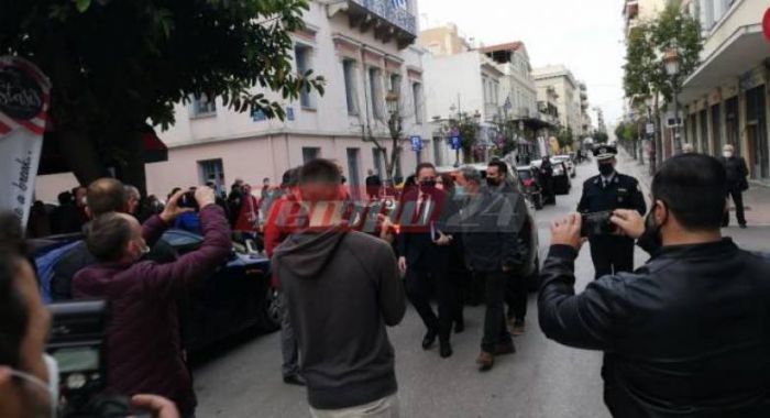 Με αποδοκιμασίες υποδέχθηκαν τον Πέτσα στην Πάτρα! (vd)