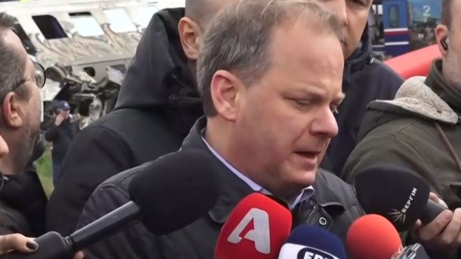 &Mu;&epsilon; &delta;ά&kappa;&rho;&upsilon;&alpha; &sigma;&tau;&alpha; &mu;ά&tau;&iota;&alpha; &omicron; &Kappa;&alpha;&rho;&alpha;&mu;&alpha;&nu;&lambda;ή&sigmaf;: "&Delta;&epsilon;&nu; &gamma;&nu;&omega;&rho;ί&zeta;&omicron;&upsilon;&mu;&epsilon; &tau;&omicron;&nu; &alpha;&kappa;&rho;&iota;&beta;ή &alpha;&rho;&iota;&theta;&mu;ό &tau;&omega;&nu; &theta;&upsilon;&mu;ά&tau;&omega;&nu; &sigma;&tau;&alpha; &Tau;έ&mu;&pi;&eta;"