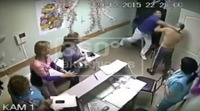 Video σοκ: Γιατρός ρίχνει νεκρό ασθενή του με μια γροθιά!