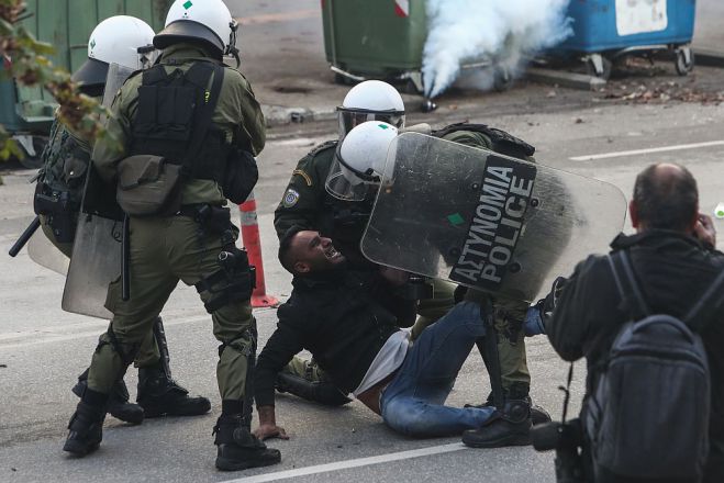 &Beta;ί&nu;&tau;&epsilon;&omicron; &ndash; &nu;&tau;&omicron;&kappa;&omicron;&upsilon;&mu;έ&nu;&tau;&omicron; | &Tau;&alpha; &Mu;&Alpha;&Tau; &tau;&rho;&alpha;&beta;&omicron;ύ&nu; &tau;&omicron;&nu; &pi;&alpha;&tau;έ&rho;&alpha; &tau;&omicron;&upsilon; 16&chi;&rho;&omicron;&nu;&omicron;&upsilon; &pi;&omicron;&upsilon; &delta;ί&nu;&epsilon;&iota; &mu;ά&chi;&eta; &nu;&alpha; &kappa;&rho;&alpha;&tau;&eta;&theta;&epsilon;ί &sigma;&tau;&eta; &zeta;&omega;ή