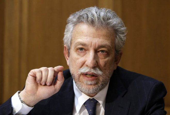 &Sigma;&tau;&eta;&nu; &Tau;&rho;ί&pi;&omicron;&lambda;&eta; έ&rho;&chi;&epsilon;&tau;&alpha;&iota; &omicron; &Upsilon;&pi;&omicron;&upsilon;&rho;&gamma;ό&sigmaf; &Delta;&iota;&kappa;&alpha;&iota;&omicron;&sigma;ύ&nu;&eta;&sigmaf;