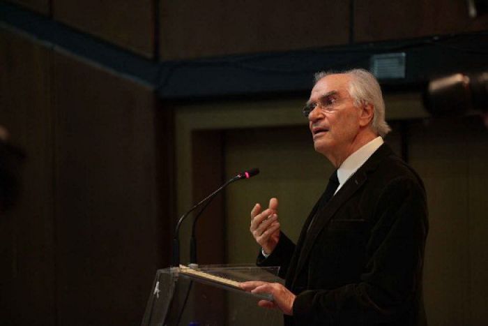 &Sigma;&tau;&eta;&nu; &Tau;&rho;ί&pi;&omicron;&lambda;&eta; έ&rho;&chi;&epsilon;&tau;&alpha;&iota; &omicron; &kappa;&alpha;&theta;&eta;&gamma;&eta;&tau;ή&sigmaf; &Phi;&iota;&lambda;&omicron;&sigma;&omicron;&phi;ί&alpha;&sigmaf; &Chi;&rho;ή&sigma;&tau;&omicron;&sigmaf; &Gamma;&iota;&alpha;&nu;&nu;&alpha;&rho;ά&sigmaf;