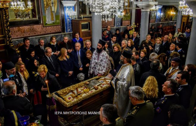 &Tau;&omicron; ''ύ&sigma;&tau;&alpha;&tau;&omicron; &chi;&alpha;ί&rho;&epsilon;'' &sigma;&tau;&omicron;&nu; &Mu;&eta;&tau;&rho;&omicron;&pi;&omicron;&lambda;ί&tau;&eta; &Mu;ά&nu;&eta;&sigmaf; &Chi;&rho;&upsilon;&sigma;ό&sigma;&tau;&omicron;&mu;&omicron;