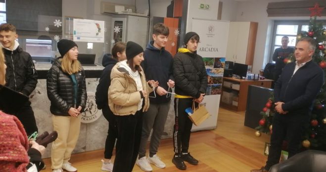 &Delta;&rho;ά&sigma;&epsilon;&iota;&sigmaf; &alpha;&lambda;&lambda;&eta;&lambda;&epsilon;&gamma;&gamma;ύ&eta;&sigmaf; &alpha;&pi;ό &tau;&omicron; &Epsilon;&pi;&iota;&mu;&epsilon;&lambda;&eta;&tau;ή&rho;&iota;&omicron; &Alpha;&rho;&kappa;&alpha;&delta;ί&alpha;&sigmaf;