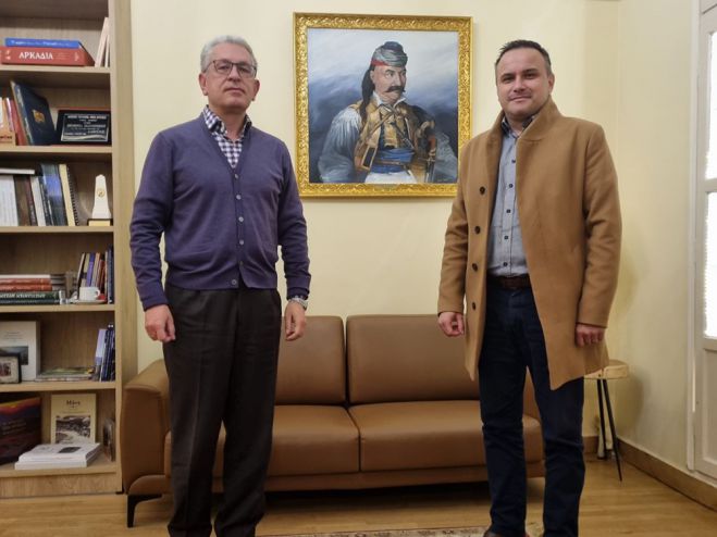 &Sigma;&tau;&omicron; &pi;&lambda;&epsilon;&upsilon;&rho;ό &tau;&omicron;&upsilon; &Epsilon;&Kappa;&Alpha;&Beta; &Tau;&rho;ί&pi;&omicron;&lambda;&eta;&sigmaf; &eta; &Pi;&epsilon;&rho;&iota;&phi;έ&rho;&epsilon;&iota;&alpha; &Pi;&epsilon;&lambda;&omicron;&pi;&omicron;&nu;&nu;ή&sigma;&omicron;&upsilon;