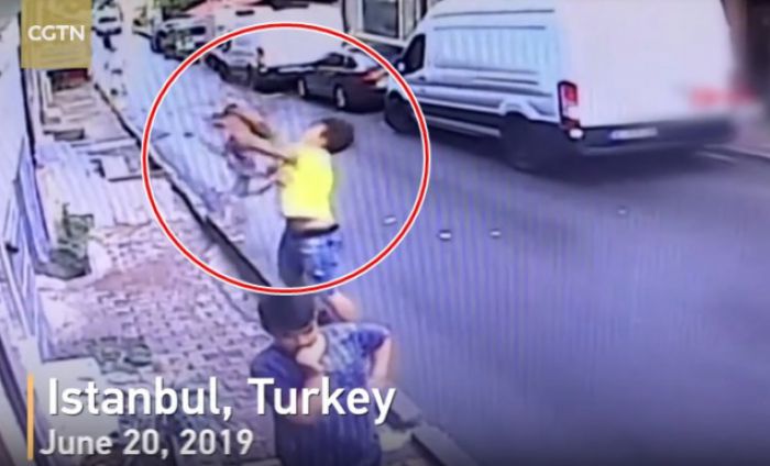 Τουρκία | Νεαρός έσωσε κοριτσάκι που έπεσε από παράθυρο (vd)
