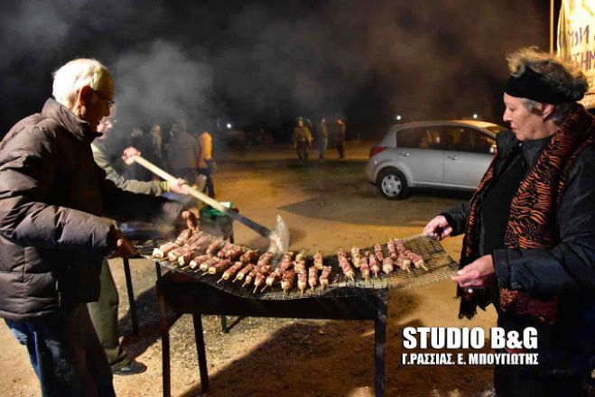 Έκλεισαν τον δρόμο στην Δαλαμανάρα οι αγρότες και ... έψησαν σουβλάκια! (vd)