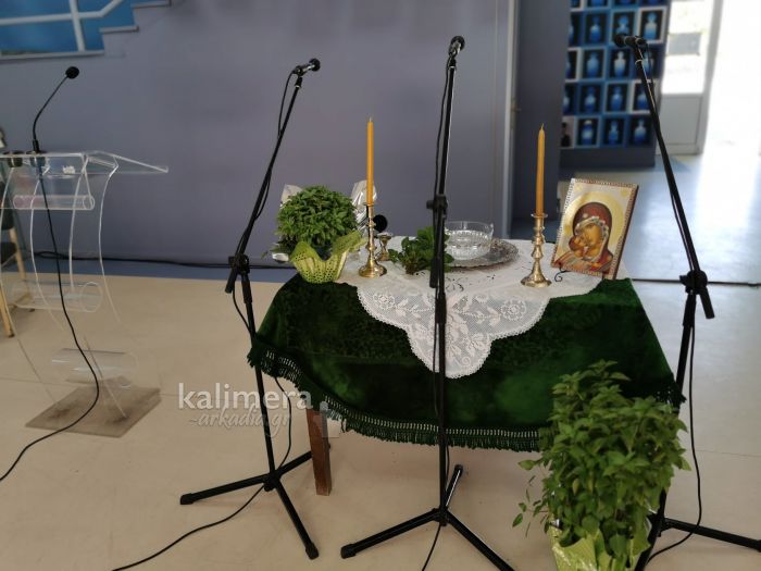 Ιερέας στην Κοζάνη: "Ο κορωνοϊός δεν κολλάει αν φιλήσεις το Σταυρό"