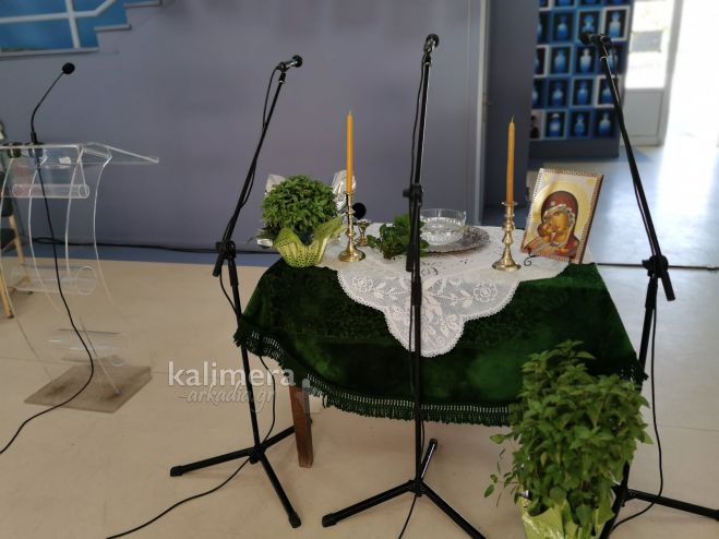 &Iota;&epsilon;&rho;έ&alpha;&sigmaf; &sigma;&tau;&eta;&nu; &Kappa;&omicron;&zeta;ά&nu;&eta;: "&Omicron; &kappa;&omicron;&rho;&omega;&nu;&omicron;ϊό&sigmaf; &delta;&epsilon;&nu; &kappa;&omicron;&lambda;&lambda;ά&epsilon;&iota; &alpha;&nu; &phi;&iota;&lambda;ή&sigma;&epsilon;&iota;&sigmaf; &tau;&omicron; &Sigma;&tau;&alpha;&upsilon;&rho;ό"