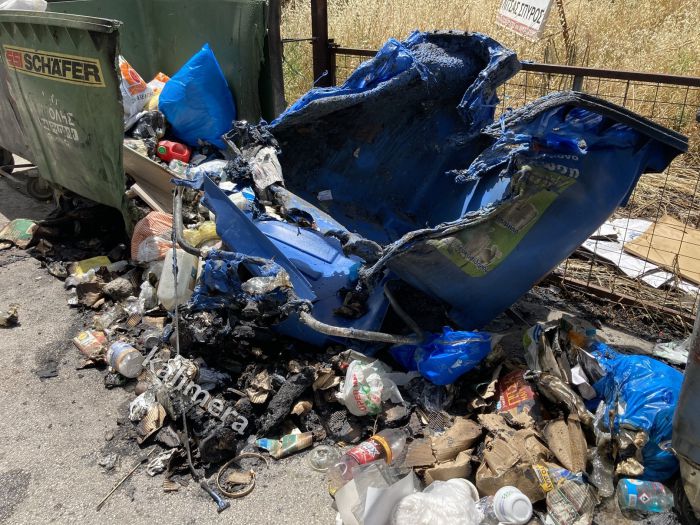 Τρίπολη | Καταστράφηκε από φωτιά κάδος απορριμμάτων δίπλα από την Πρυτανεία (εικόνες)