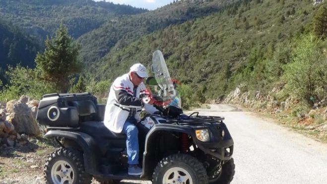 Πρόεδρος σε χωριό της Αρκαδίας οδηγεί “γουρούνα” (vd)