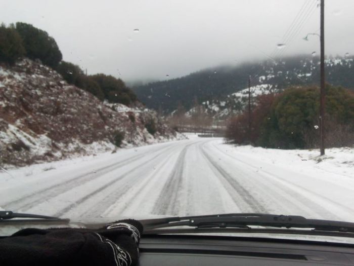 Πολύ χαλάζι έπεσε στα Λαγκάδια - Άσπρισαν οι δρόμοι! (εικόνες)