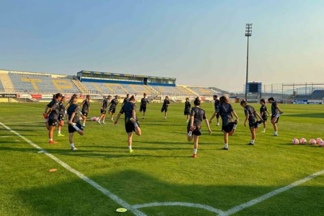 &Phi;&iota;&lambda;&iota;&kappa;ό &gamma;&iota;&alpha; &tau;&eta; &gamma;&upsilon;&nu;&alpha;&iota;&kappa;&epsilon;ί&alpha; &omicron;&mu;ά&delta;&alpha; &tau;&omicron;&upsilon; &Alpha;&sigma;&tau;έ&rho;&alpha; &Tau;&rho;ί&pi;&omicron;&lambda;&eta;&sigmaf;