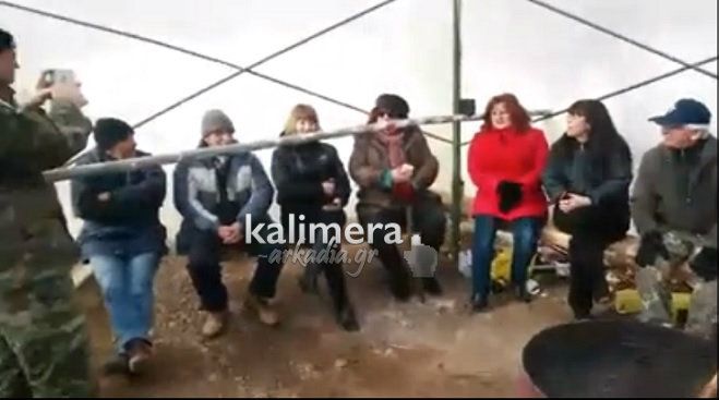 &Delta;&eta;&mu;&omicron;&tau;&iota;&kappa;ό &tau;&rho;&alpha;&gamma;&omicron;ύ&delta;&iota; &alpha;&pi;ό &tau;&omicron; &Lambda;&epsilon;&beta;ί&delta;&iota;: &laquo;&Pi;&alpha;&upsilon;&lambda;ή &mu;&alpha;&sigmaf; &kappa;ά&theta;&iota;&sigma;&epsilon; &kappa;&alpha;&lambda;ά &gamma;&iota;&alpha; &nu;&alpha; &mu;&eta;&nu; &beta;&rho;&epsilon;&iota;&sigmaf; &kappa;&alpha;&nu;ά &mu;&pi;&epsilon;&lambda;ά&raquo;! (vd)