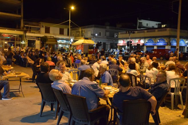 Γέμισε με κόσμο η πλατεία Βαλτετσίου για τη μουσική εκδήλωση του δήμου Τρίπολης (εικόνες - βίντεο)