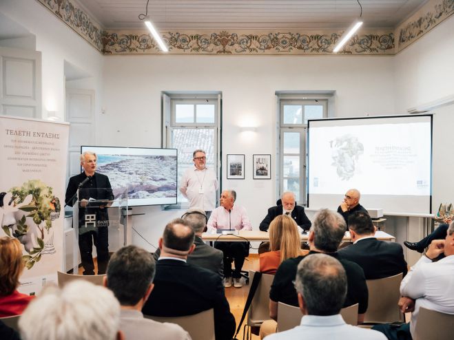 &Mu;&epsilon; &tau;&eta; &sigma;&phi;&rho;&alpha;&gamma;ί&delta;&alpha; &tau;&eta;&sigmaf; UNESCO &omicron; &Pi;ά&rho;&nu;&omega;&nu;&alpha;&sigmaf; &kappa;&alpha;&iota; &tau;&omicron; &Alpha;&kappa;&rho;&omega;&tau;ή&rho;&iota;&omicron; &Mu;&alpha;&lambda;έ&alpha; &ndash; &Pi;&tau;&omega;&chi;ό&sigmaf;: &laquo;&Eta; έ&nu;&tau;&alpha;&xi;&eta; &alpha;&nu;&omicron;ί&gamma;&epsilon;&iota; &mu;&iota;&alpha; &nu;έ&alpha; &epsilon;&pi;&omicron;&chi;ή &gamma;&iota;&alpha; &tau;&eta;&nu; &Pi;&epsilon;&lambda;&omicron;&pi;ό&nu;&nu;&eta;&sigma;&omicron;&raquo;