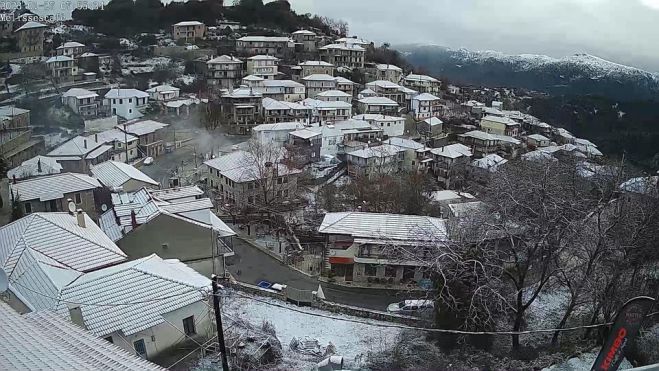 Χιόνια σε Βαλτεσινίκο και Λαγκάδια - Στους δρόμους της Γορτυνίας τα εκχιονιστικά (vd)