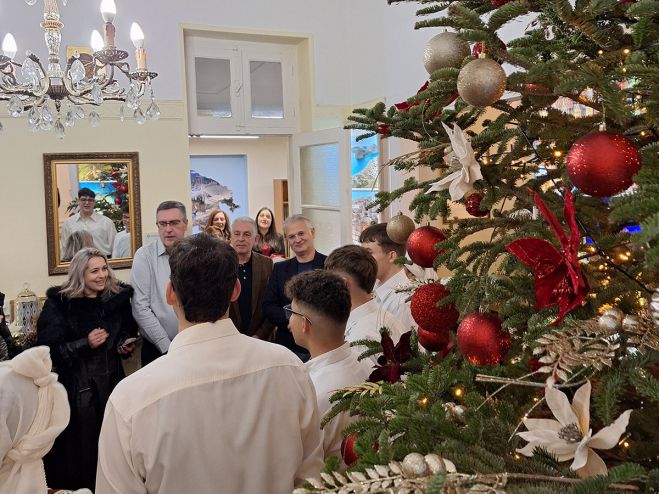 &Epsilon;&upsilon;&chi;έ&sigmaf;, &mu;&epsilon;&lambda;&omega;&delta;ί&epsilon;&sigmaf; &kappa;&alpha;&iota; &gamma;&iota;&omicron;&rho;&tau;&iota;&nu;ή &alpha;&tau;&mu;ό&sigma;&phi;&alpha;&iota;&rho;&alpha; &gamma;&iota;&alpha; &tau;&omicron; &nu;έ&omicron; έ&tau;&omicron;&sigmaf; &sigma;&tau;&eta;&nu; &Pi;&epsilon;&rho;&iota;&phi;έ&rho;&epsilon;&iota;&alpha; &Pi;&epsilon;&lambda;&omicron;&pi;&omicron;&nu;&nu;ή&sigma;&omicron;&upsilon; | &Pi;&tau;&omega;&chi;ό&sigmaf;: &laquo;&Upsilon;&gamma;&epsilon;ί&alpha;, &delta;&eta;&mu;&iota;&omicron;&upsilon;&rho;&gamma;&iota;&kappa;ό&tau;&eta;&tau;&alpha; &kappa;&alpha;&iota; &pi;ί&sigma;&tau;&eta; &sigma;&tau;&iota;&sigmaf; &delta;&upsilon;&nu;&alpha;&tau;ό&tau;&eta;&tau;έ&sigmaf; &mu;&alpha;&sigmaf;&raquo;